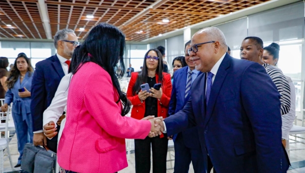 DIRECTOR SALUDA A PROCURADORA Thumbnail